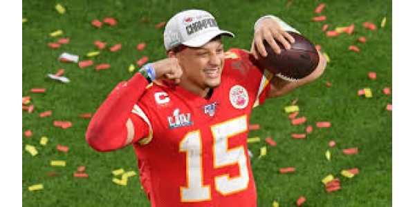 Mahomes parle pour les diplômés